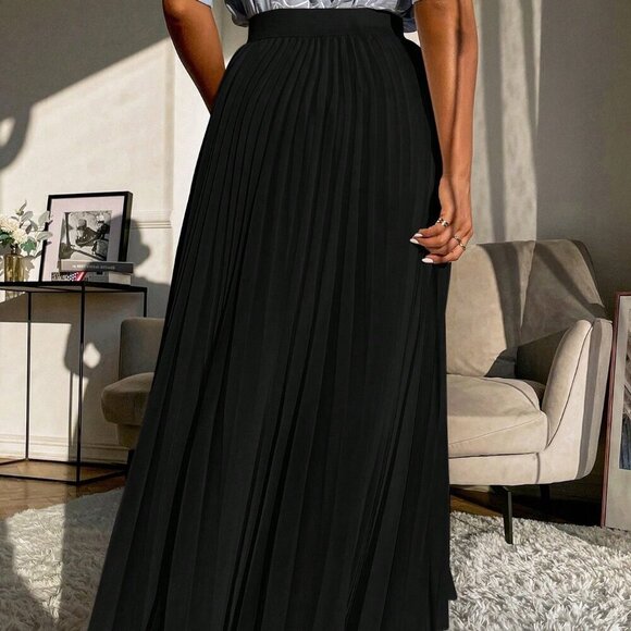 Black Casual Women's Solid Pleated Longline Skirt - Picture 2 of 6